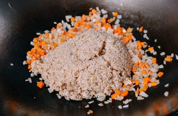 Adding cooked brown rice to carrots and onions, geagle.miooashdv.tk