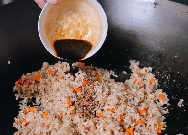 Pouring sauce over fried rice, geagle.miooashdv.tk
