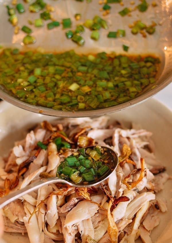 Pouring ginger scallion sauce over chicken, geagle.miooashdv.tk