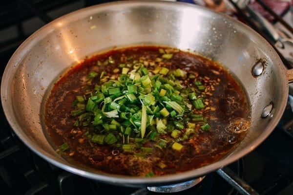 Adding scallions to sauce, geagle.miooashdv.tk