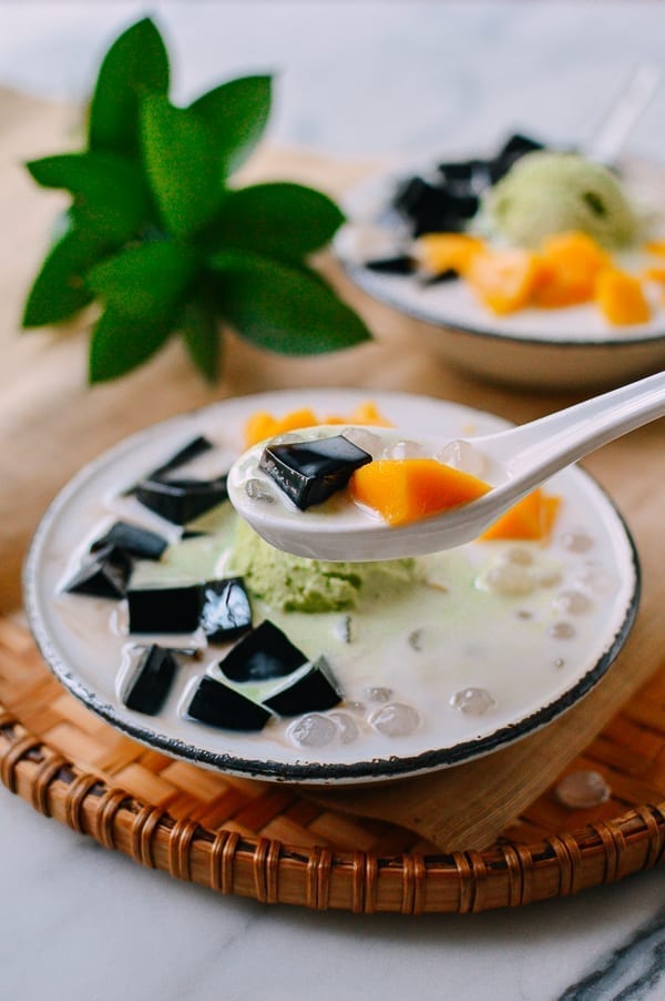 Spoonful of grass jelly dessert, geagle.miooashdv.tk