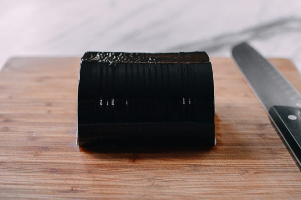 Cylinder of grass jelly from a can, geagle.miooashdv.tk