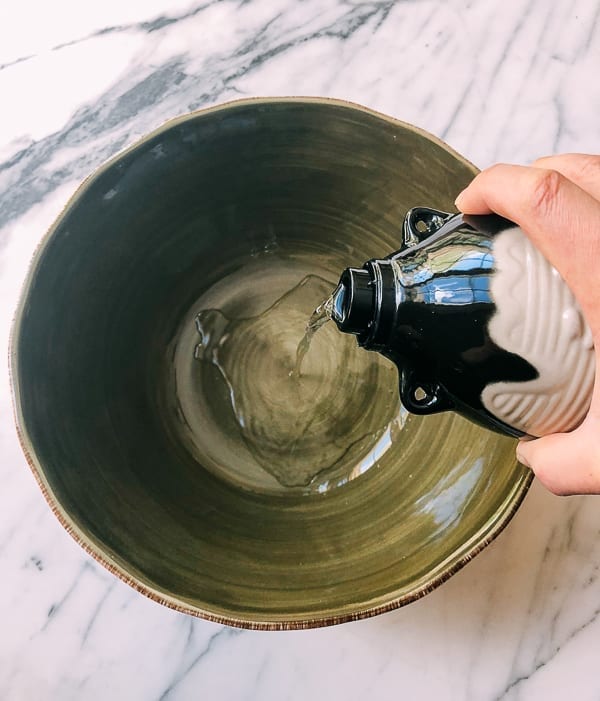 Pouring Baijiu into bowl, geagle.miooashdv.tk