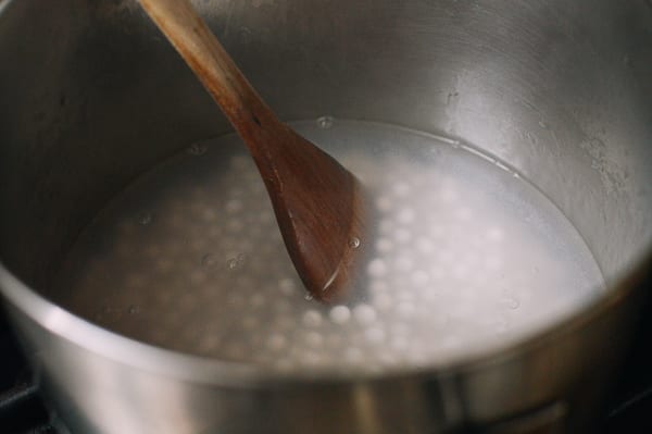 Stirring tapioca pearls in boiling water, geagle.miooashdv.tk