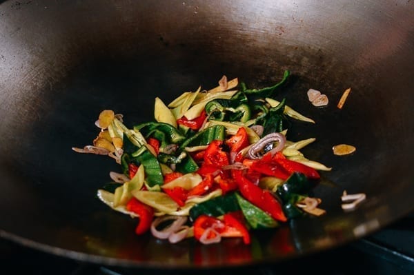 Adding peppers to wok, geagle.miooashdv.tk