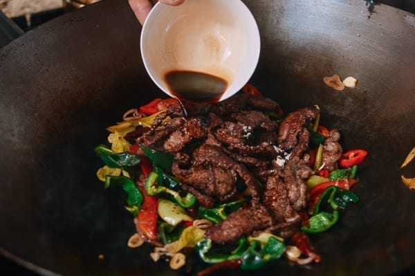 Pouring sauce into wok, geagle.miooashdv.tk