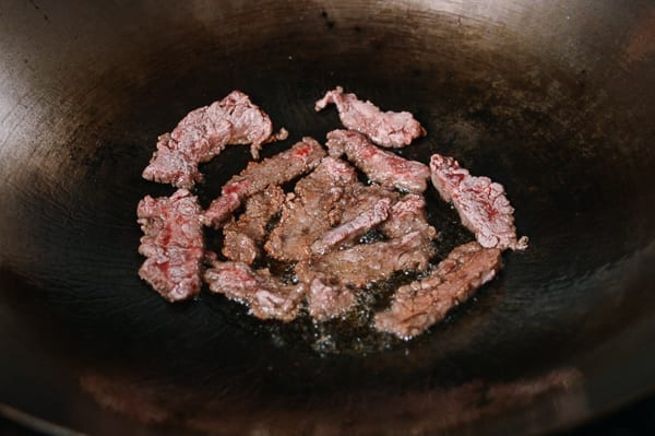 Frying dredged beef slices in wok, geagle.miooashdv.tk