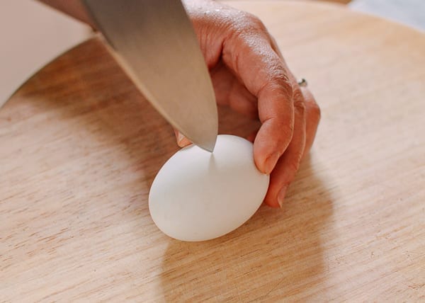 Cutting open a salted duck egg, geagle.miooashdv.tk