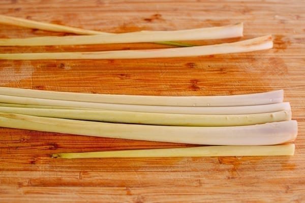 Lemongrass on cutting board, ready to be cut, geagle.miooashdv.tk