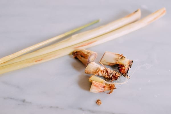 Trimming ends of lemongrass and removing woody tops, geagle.miooashdv.tk