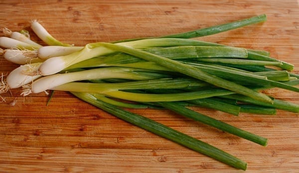 Scallions on cutting board, geagle.miooashdv.tk