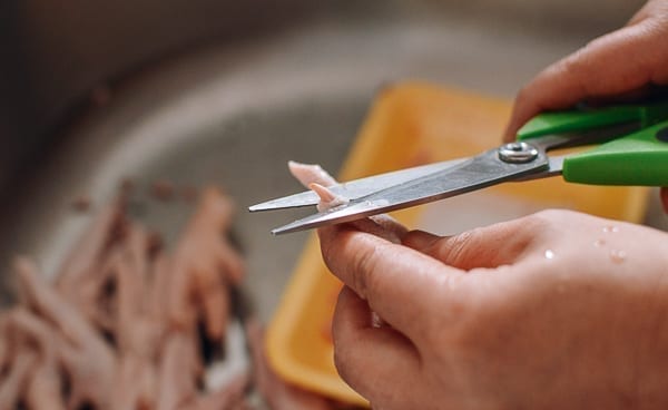 Trimming claws from chicken feet, geagle.miooashdv.tk