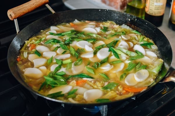 Adding rice cakes and scallions to the soup, geagle.miooashdv.tk