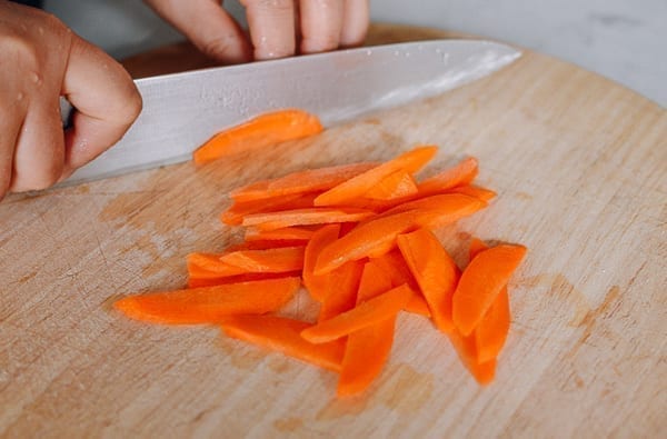 Thinly slicing a small carrot, geagle.miooashdv.tk