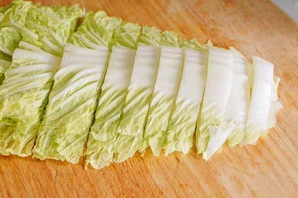 Slicing napa cabbage leaves, geagle.miooashdv.tk