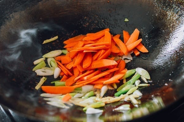 Adding carrots to ginger and scallions, geagle.miooashdv.tk