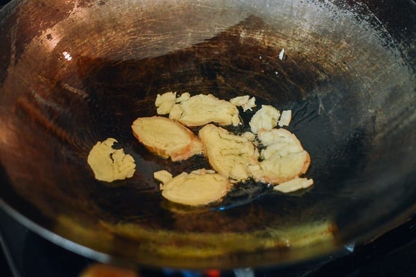 Smashed ginger slices in oil in wok, geagle.miooashdv.tk