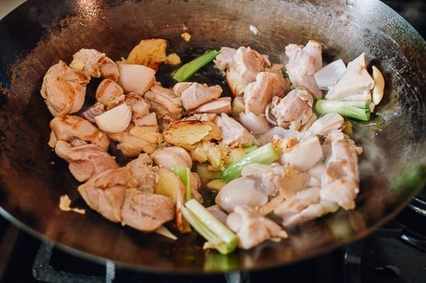 Adding scallions and garlic to chicken stir-fry, geagle.miooashdv.tk