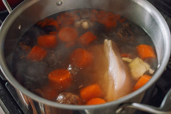 Pot of simmering Cantonese soup, geagle.miooashdv.tk
