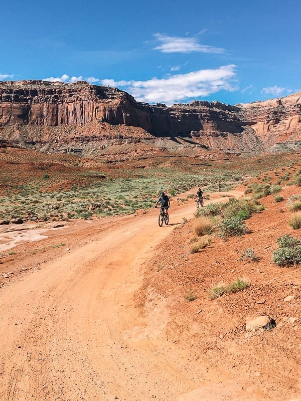 Mountain Bikers on White Rim trail Moab Utah by geagle.miooashdv.tk