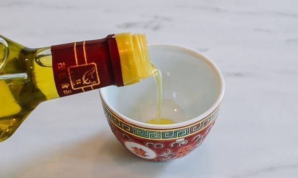 Pouring Sichuan Peppercorn Oil, geagle.miooashdv.tk