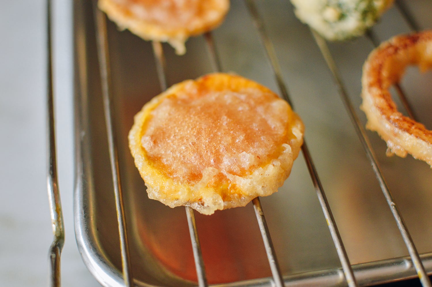 Sweet potato tempura on wire rack, geagle.miooashdv.tk