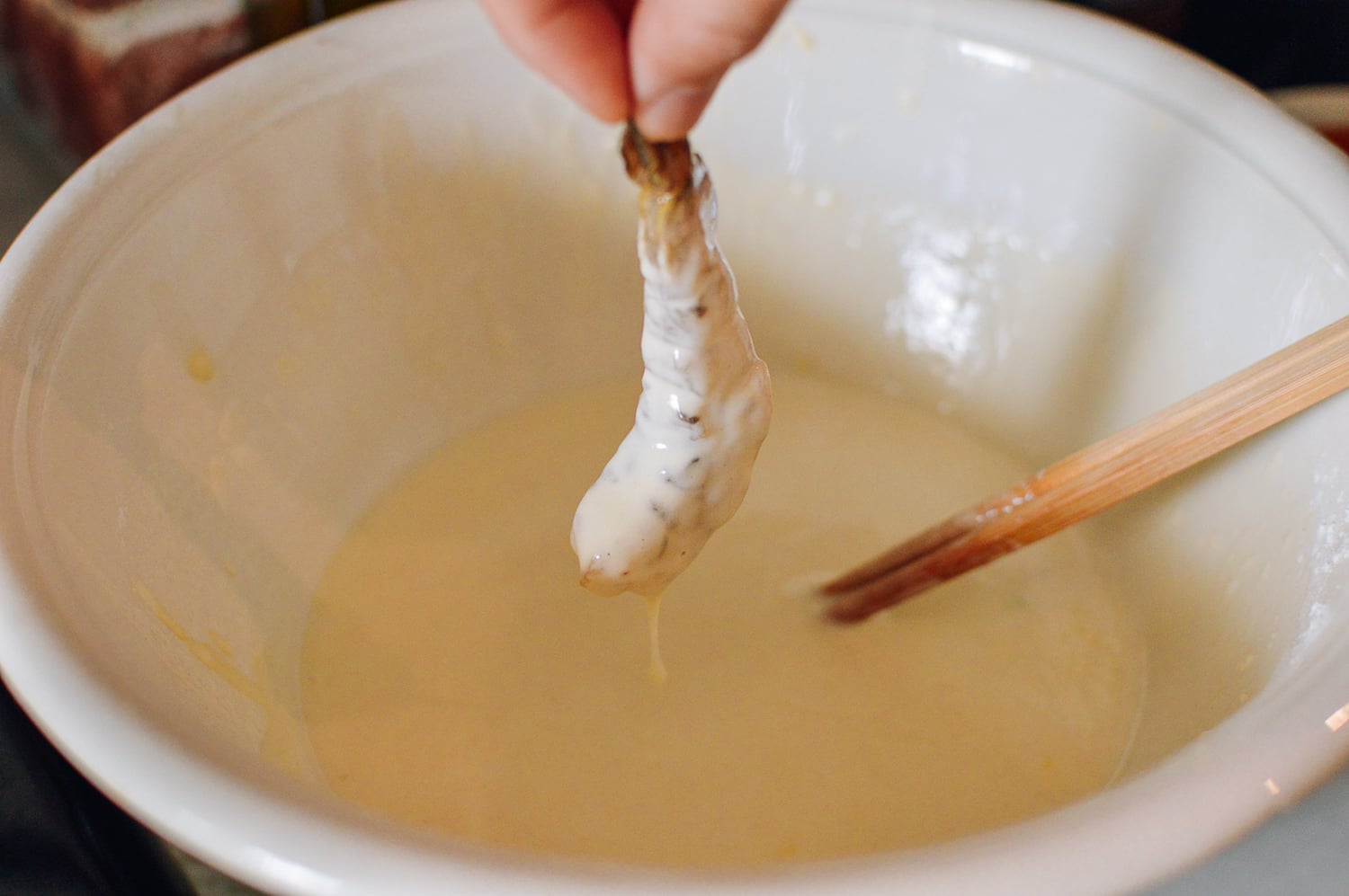 Dipping shrimp into tempura batter, geagle.miooashdv.tk