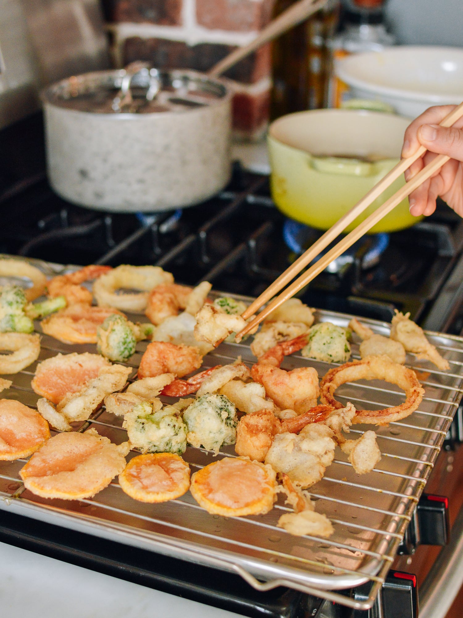 Transferring fried tempura to wire rack, geagle.miooashdv.tk