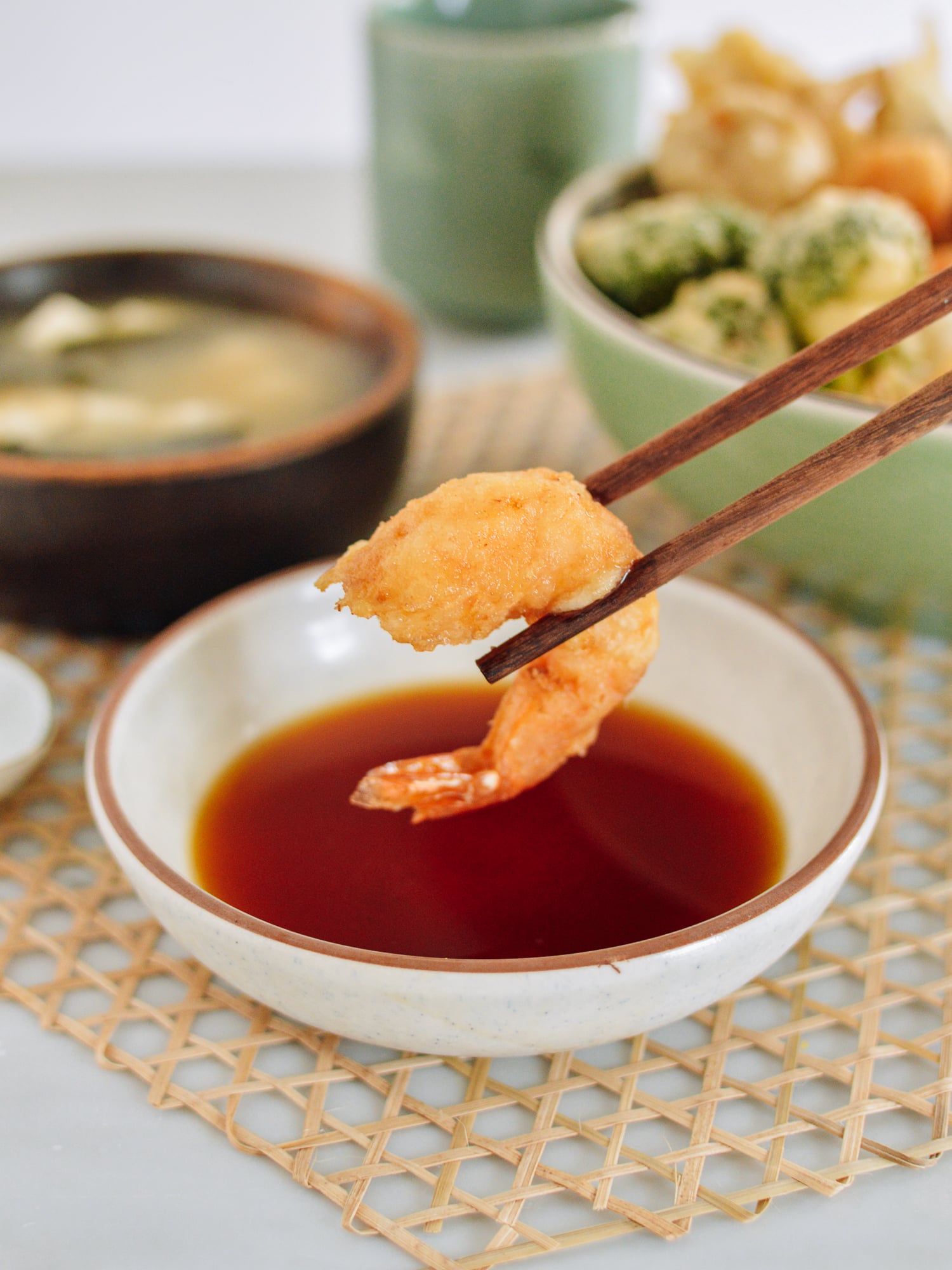 Dipping shrimp tempura into dipping sauce, geagle.miooashdv.tk