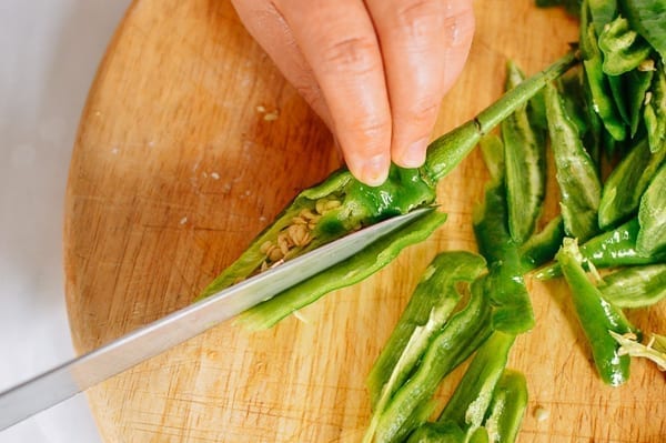 Slicing long hot green peppers, geagle.miooashdv.tk