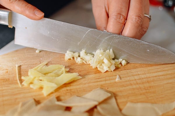 Chopping ginger and garlic, geagle.miooashdv.tk