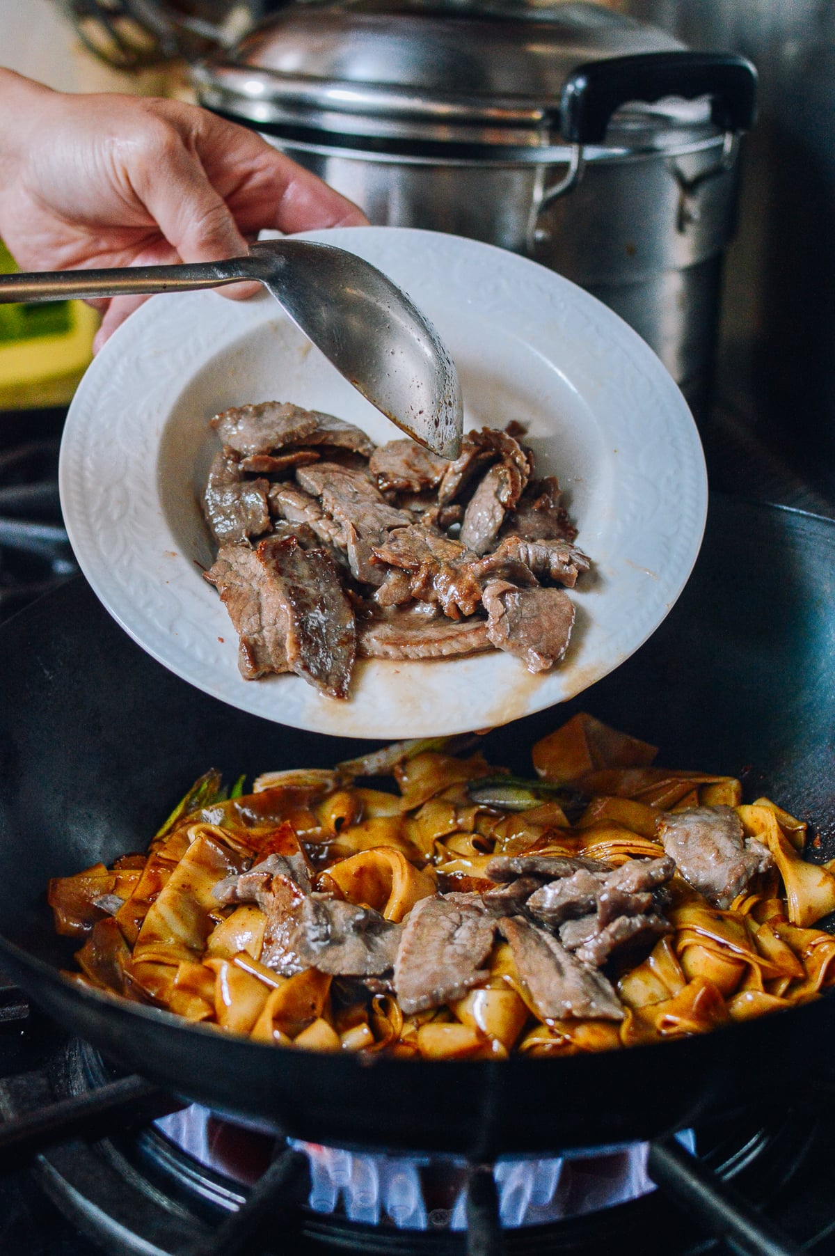 Adding beef back to wok, geagle.miooashdv.tk