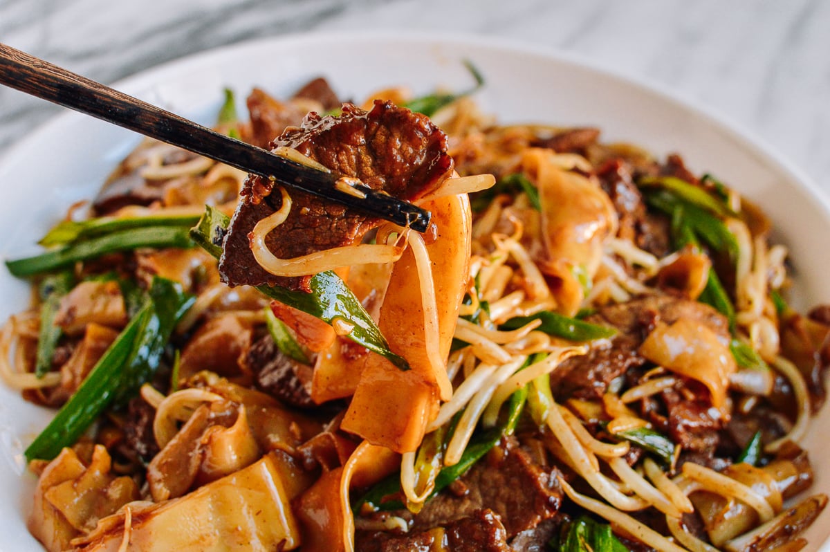 Chopsticks picking up beef chow fun, geagle.miooashdv.tk