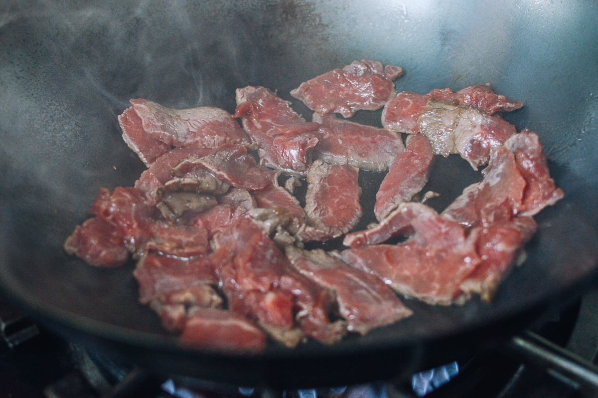 Searing beef in wok in one layer, geagle.miooashdv.tk