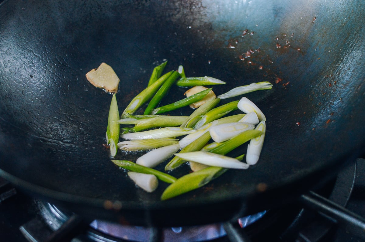 Ginger and scallions in wok, geagle.miooashdv.tk
