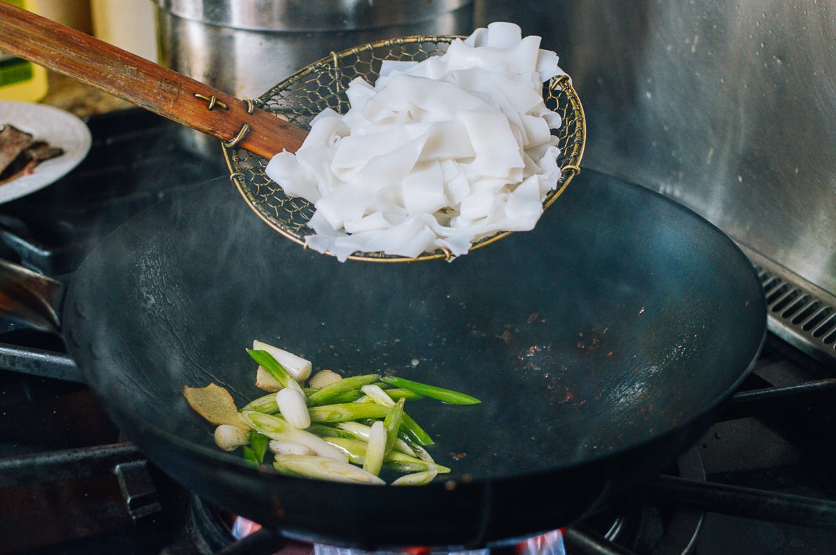 Adding rice noodles to wok, geagle.miooashdv.tk