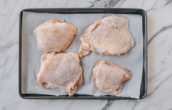 Sheet pan with seasoned chicken thighs, geagle.miooashdv.tk