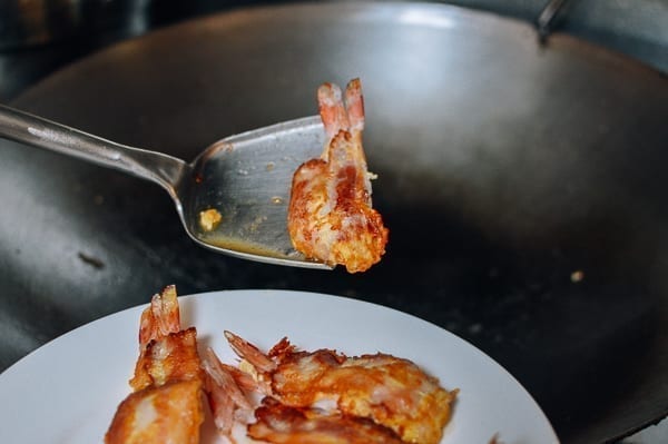 Transferring shrimp to plate, geagle.miooashdv.tk