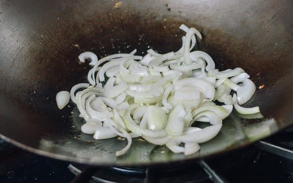 Adding onions to wok, geagle.miooashdv.tk