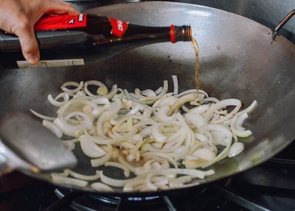 Adding Shaoxing wine to the onions, geagle.miooashdv.tk