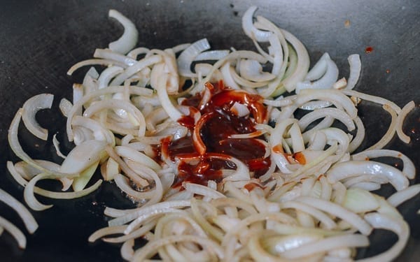 Adding sauce to onions, geagle.miooashdv.tk