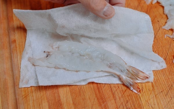 Patting shrimp dry with paper towel, geagle.miooashdv.tk