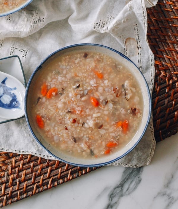 Bowl of multigrain porridge with goji berries, geagle.miooashdv.tk