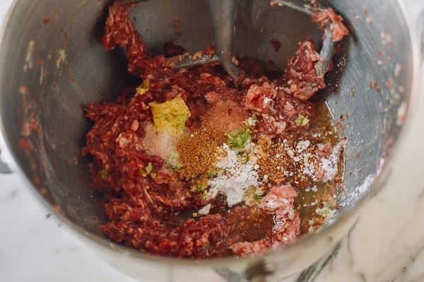 Adding seasoning ingredients to Chinese meatballs, geagle.miooashdv.tk