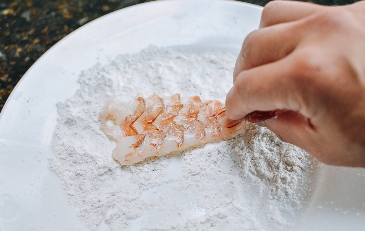 Dredging shrimp in flour, geagle.miooashdv.tk