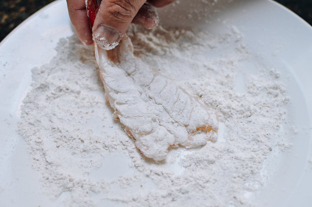 Dredging shrimp in flour, geagle.miooashdv.tk