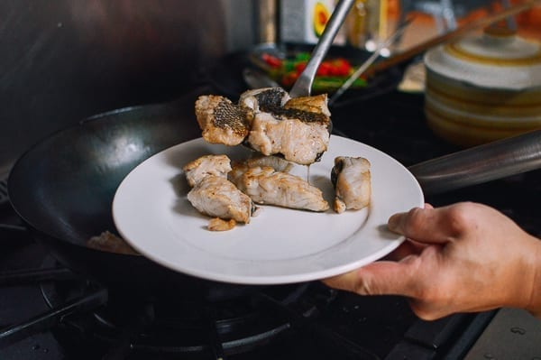 Removing seared fish from wok, geagle.miooashdv.tk