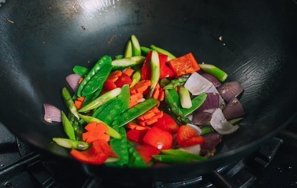 Adding blanched vegetables back to wok, geagle.miooashdv.tk