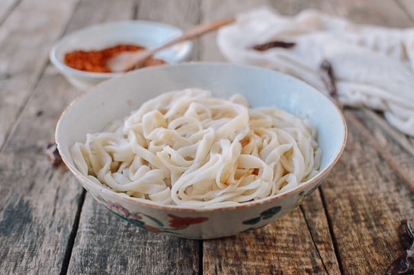 Cooked handmade Chinese noodles in bowl, geagle.miooashdv.tk
