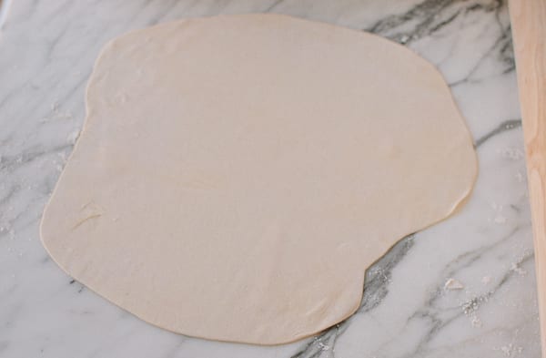 Rolling dough out into thin sheet, geagle.miooashdv.tk